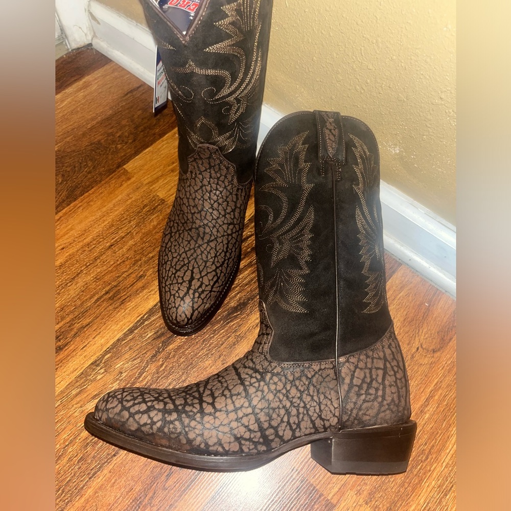 Bull shoulder round toe cowboy boots